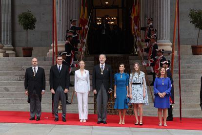 La Familia Real posa con el presidente del Senado, el presidente del Gobierno en funciones y la presidenta del Congreso, a las puertas del Congreso. 
