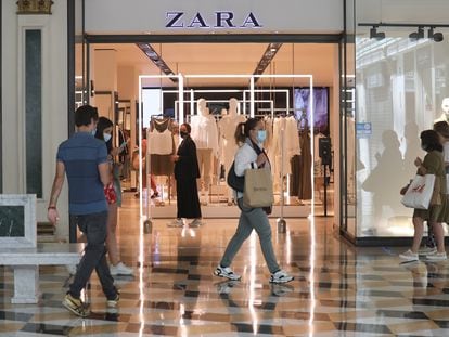 Acceso de una tienda de Zara en un centro comercial de Madrid.