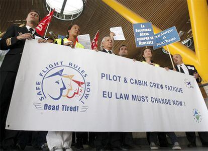 Una imagen de la manifestación que ha reunido a un centenar de pilotos en Barajas para exigir más prevención contra la fatiga.