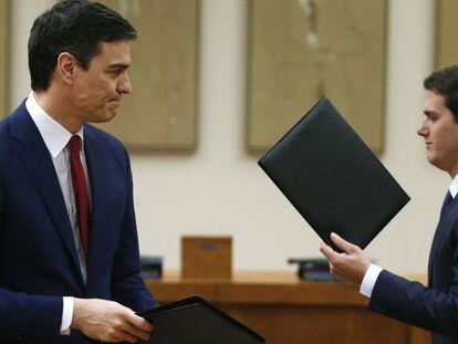 Pedro Sanchez y Albert Rivera, tras firmar su acuerdo. 