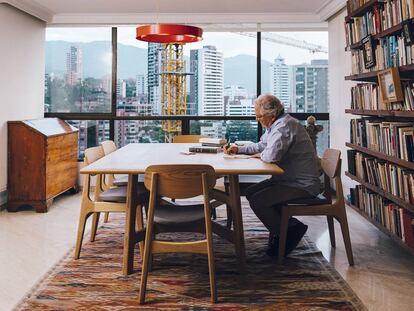 Héctor Abad en su estudio de Medellín.
