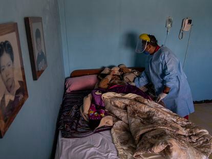 Una paciente con diabetes es atendida por un paramédico de la Cruz Roja Mexicana en la colonia de Naucalpan, en el Estado de México.