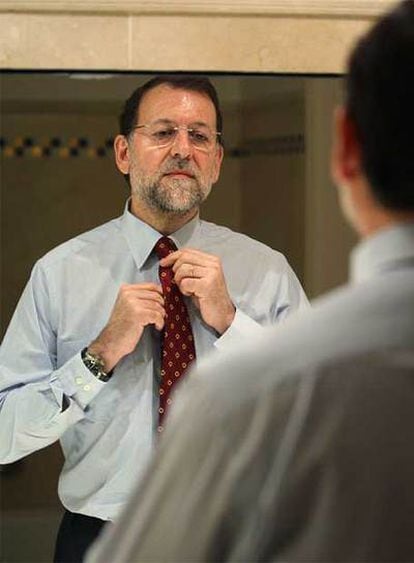 Rajoy se arregla en su hotel antes del mitin del pasado jueves en Cádiz.