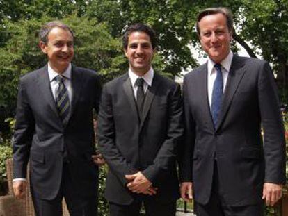 El presidente Rodríguez Zapatero, el futbolista Cesc Fàbregas y el primer ministro Cameron.