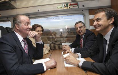 Los reyes, José Luis Rodríguez Zapatero y José Blanco, durante el viaje inaugural del AVE Madrid-Valencia.