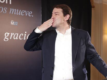 El candidato a la presidencia de la Junta de Castilla y León por el PP, Alfonso Fernández Mañueco, lanza un beso al público mientras valora los resultados de su formación durante la noche electoral del 13-F en Salamanca.
