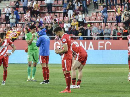 Los jugadores del Girona lloran una vez consumada la derrota ante el Levante.