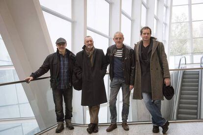 De izquierda a derecha, Alberto Jim&eacute;nez, el escritor Arturo P&eacute;rez-Reverte, Jordi Rebell&oacute;n  y el director Antonio &Aacute;lamo, en Los Teatros del Canal.