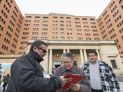 Representantes de entidades recogen firmas en el hospital Vall d&#039;Hebron.