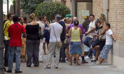 Un grupo de personas reclama su ayuda social en Catalu&ntilde;a en 2011.