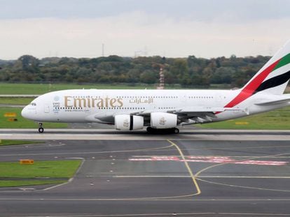 Un avi&oacute;n de la compa&ntilde;&iacute;a Emirates estacionado en el aeropuerto de Dusseldorf. 