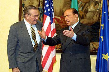 Rumsfeld, junto a Berlusconi, momentos antes de su entrevista en Roma.