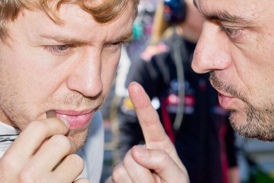 Sebastian Vettel charla con su ingeniero de carrera, Guillaume Rocquelin, antes del Gran Premio de Estados Unidos.