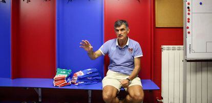 Jose Luis Mendilibar, entrenador de la SD Eibar, en el vestuario del equipo en Ipurua.