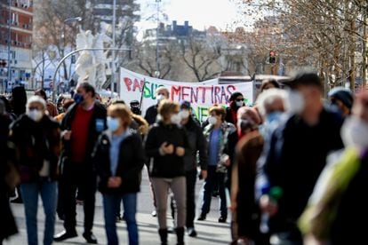 Varias personas durante la manifestación en defensa de la continuación de EVA en el antiguo mercado de frutas y verduras de Legazpi, en Madrid.