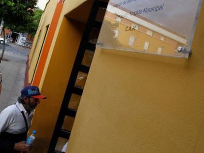 Entrada del albergue de Sevilla en el que falleci&oacute; el indigente. 