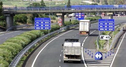 Autopista de peaje AP-4 entre Sevilla y Cádiz.