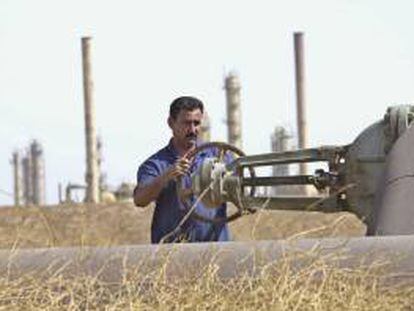 Un trabajador petrolero abriendo una válvula en una refinería iraquí. EFE/Archivo