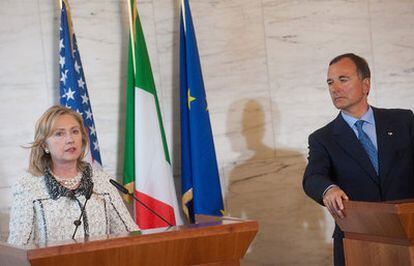 La secretaria de Estado de EE UU, Hillary Clinton, y el ministro de Exteriores italiano, Franco Frattini, durante la cumbre del Grupo de Contacto sobre Libia, en Roma.