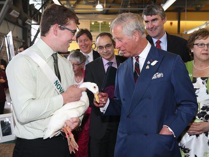 Carlos III de Inglaterra, entonces príncipe de Gales, en una visita a un mercado de agricultores de Seaport el 19 de mayo de 2014 en Halifax (Canadá).