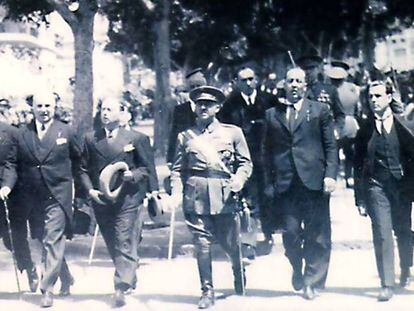 El alcalde republicano José Carlos Schwartz y el gobernador civil Manuel Vázquez Moro flanqueando a Francisco Franco.