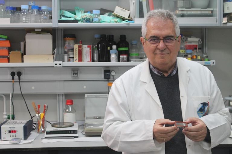 Francisco Javier Medina, con un contenedor de semillas que viajó al espacio en 2018.