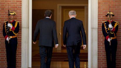 El presidente del Gobierno, José Luis Rodríguez Zapatero, entra a la Moncloa junto al presidente del Consejo Europeo, herman Van Rompuy.