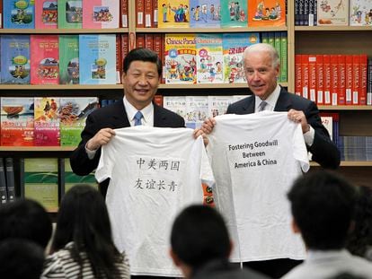 El entonces vicepresidente chino, Xi Jinping, a la izquierda, y el entonces vicepresidente de EE. UU., Joe Biden, sostienen las camisetas que les dieron los estudiantes durante su visita al Centro de Aprendizaje de Estudios Internacionales en South Gate, California, el 17 de febrero de 2012.
