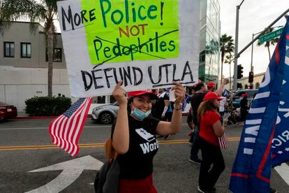 Una mujer, con una pancarta en una manifestación en California.