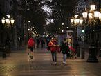 18/11/20 En la imagen, varias personas pasean con mascarilla protectora de la Covid-19 por la Rambla. Barcelona, 18 de noviembre de 2020 [ALBERT GARCIA] 