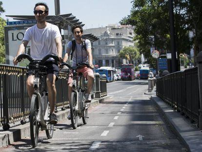 Bicicletas por carriles bici en el centro de Madrid. En esta imagen, ciclistas por la calle Alcal&aacute;. 