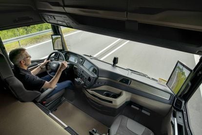 Interior de la cabina de un camión de MAN Trucks, equipado con cámaras de visión trasera.
