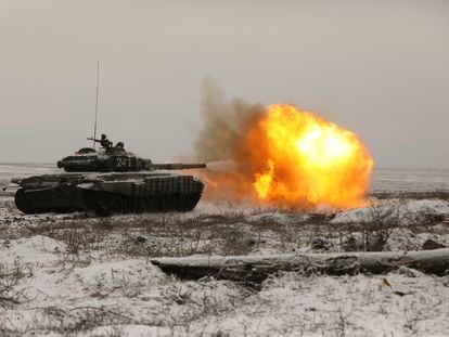Un tanque ruso dispara en unos ejercicios militares en la zona de Rostov, cerca de Ucrania.