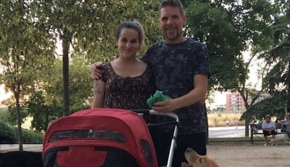 Ignacio y María, los padres que quieren poner Lobo a su hijo en la imagen que acompaña su campaña en Change.org.