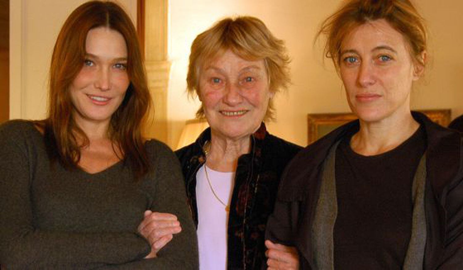 Carla Bruni, con su madre Marisa y su hermana Valeria.