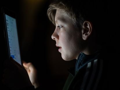 Un chico de 12 años utiliza su iPad antes de dormir, en abril de 2023.