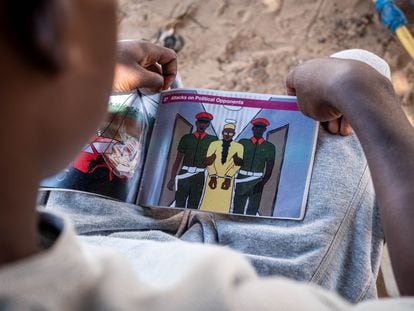 Ousainou Sandeng, de 17 años, sostiene un ejemplar de la versión para niños del Informe de la Comisión para la Verdad, la Reconciliación y la Reparación que elaboraron dos activistas gambianos.