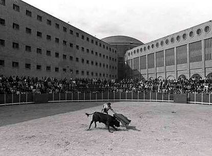 Novillada celebrada el 5 de mayo de 1993 en el patio de la sexta galería de la cárcel de Carabanchel.
