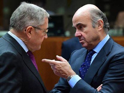 El ministro de Econom&iacute;a, Luis de Guindos, conversa con el director del MEDE en Bruselas.