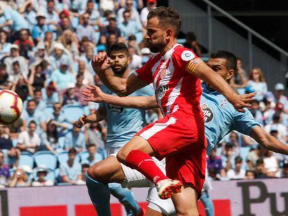 Stuani supera al céltico Cabral durante un instante del partido en Balaídos.