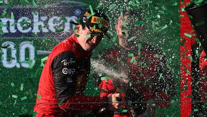 El piloto de Ferrari Charles Leclerc celebra la victoria en el Gran Premio de Melbourne (Australia).