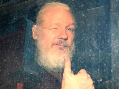 Julian Assange tras ser detenido en Londres en 2019.