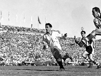 Zarra remata en la final de Copa que el Athletic disputó contra el Valladolid en Chamartín en 1950.