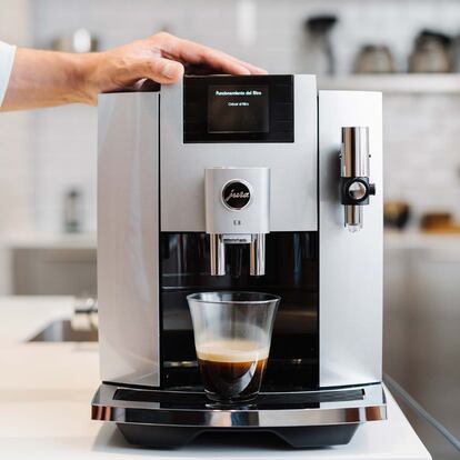 Artículo de EL PAÍS Escaparate que describe funciones y programas de la cafetera superautomática Jura E8.
