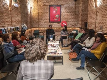 Reunión de un club del libro en la librería La Central de Madrid. 