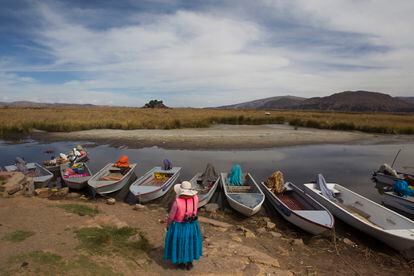 Una parte casi seca en las orillas del lago Titicaca. En los últimos años, el nivel de sus aguas ha bajado notoriamente y una de las causas sería el cambio climático