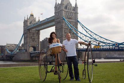 El ciclista Chris Hoy y la actriz Kelly Brook, imagen de la campaña.