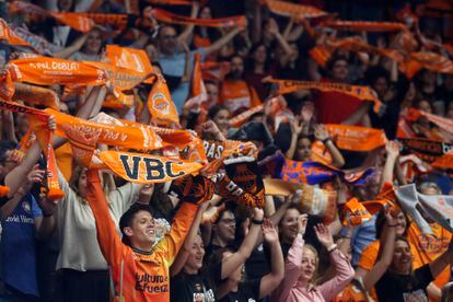 Aficionados del Valencia Basket celebran la consecución del título de Liga el pasado lunes en el pabellón de la Fuente de San Luis.