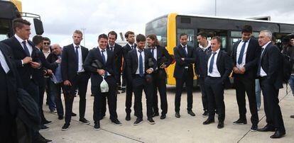 Los jugadores tras bajar del avión que les ha traído a Lisboa.