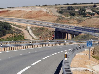 Autopista AP-36, entre las localidades de Oca&ntilde;a y La Roda.
